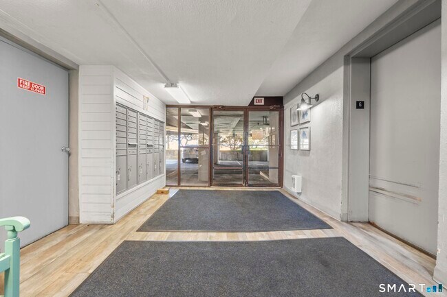 Building Photo - 1 Mansfield Grove Rd