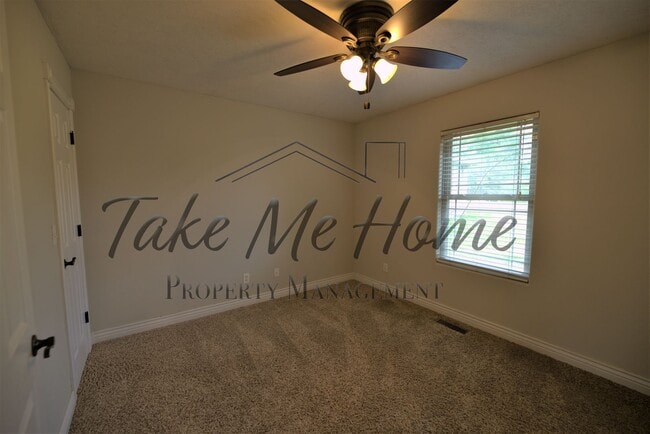 Building Photo - 3 Bedroom in East Springfield!