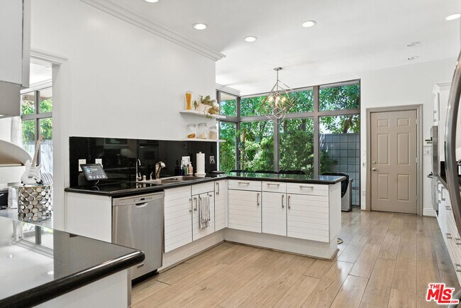 Building Photo - 5139 Collett Ave