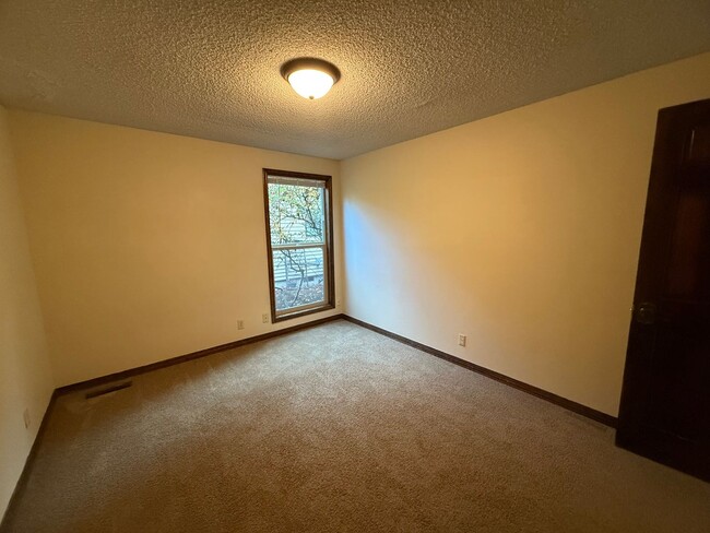 Building Photo - 1150 NW Sunnywood Ct