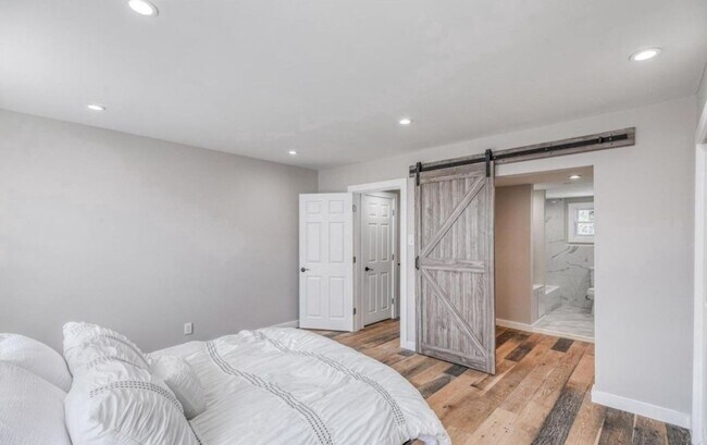 Building Photo - Luxurious 4-Bed/2-Bath Townhome in Cecil B. Moore! Available NOW!