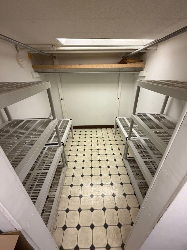 Building Photo - Spacious 4BR in a Quiet, Private Pocket