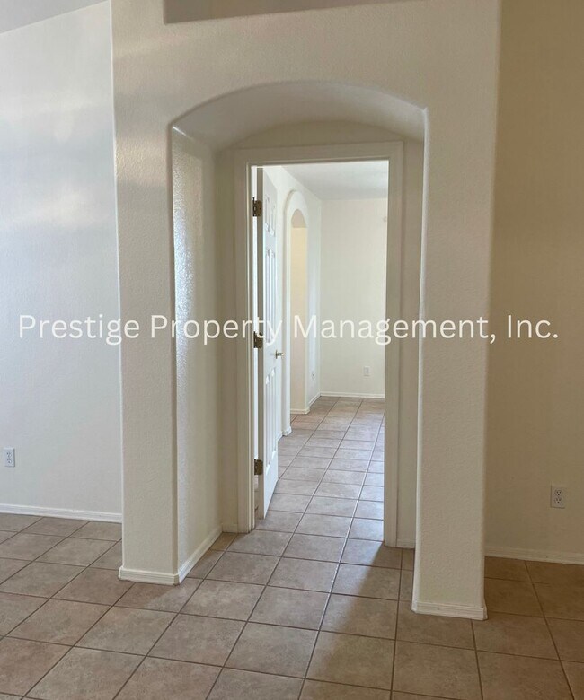 Building Photo - Charming All Tile 4/2 Rita Ranch Home