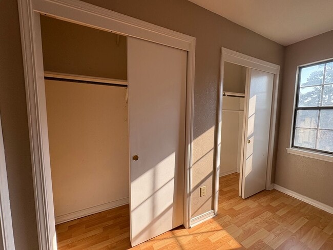 Building Photo - Huge 2 bedroom/2.5 bathroom Townhouse with...