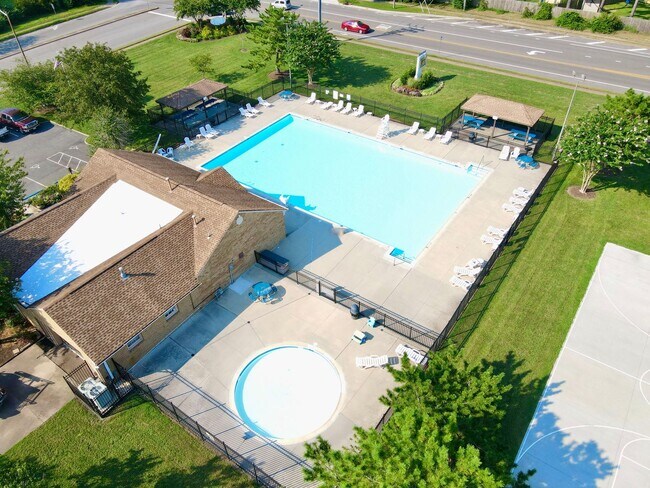 Building Photo - Beautifully Updated Townhome In Ocean Lake...