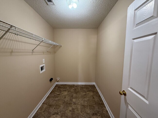 Building Photo - 3 Bedroom 2 Bath Brick Home in Milton!