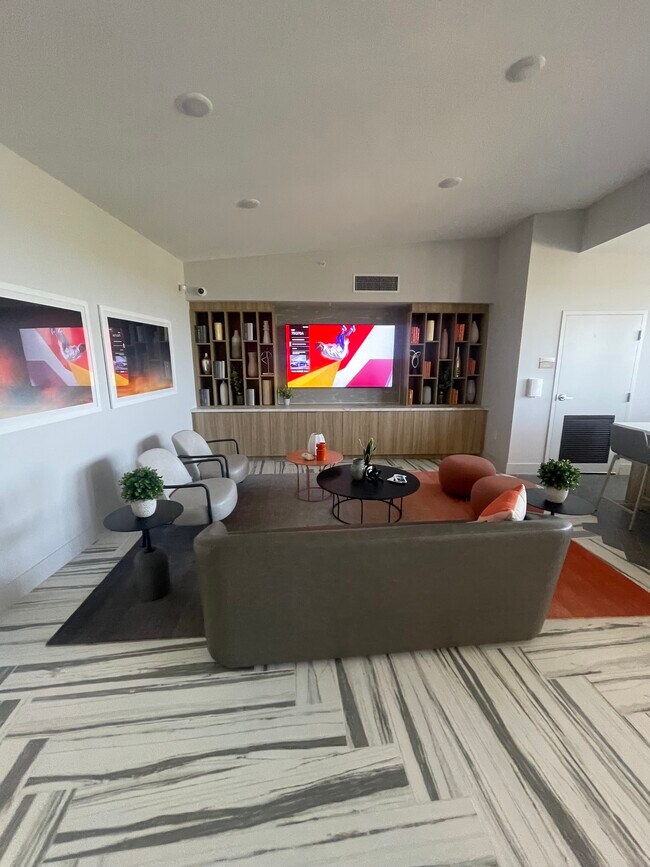 Building Photo - 710 SE 22nd St