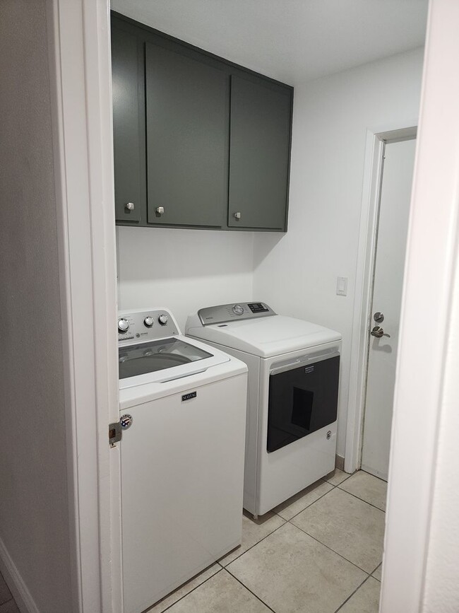Building Photo - 3 Bedroom 2 bath with 2 car garage off of ...
