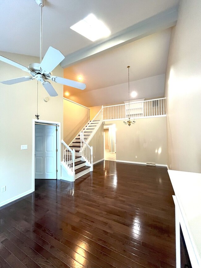 Building Photo - Gorgeous 3-bedroom, 3 full-bath townhouse