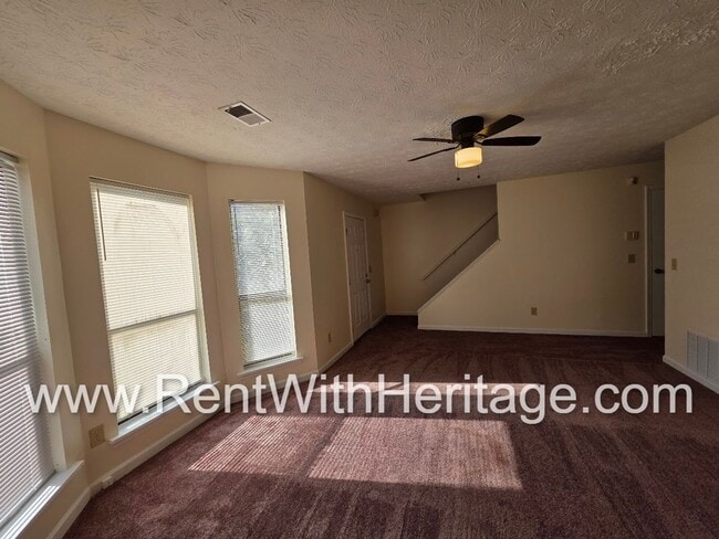 Building Photo - Amazing 3 bedroom, 2.5 bath townhome/ Great Roommate Floorplan / Great Location