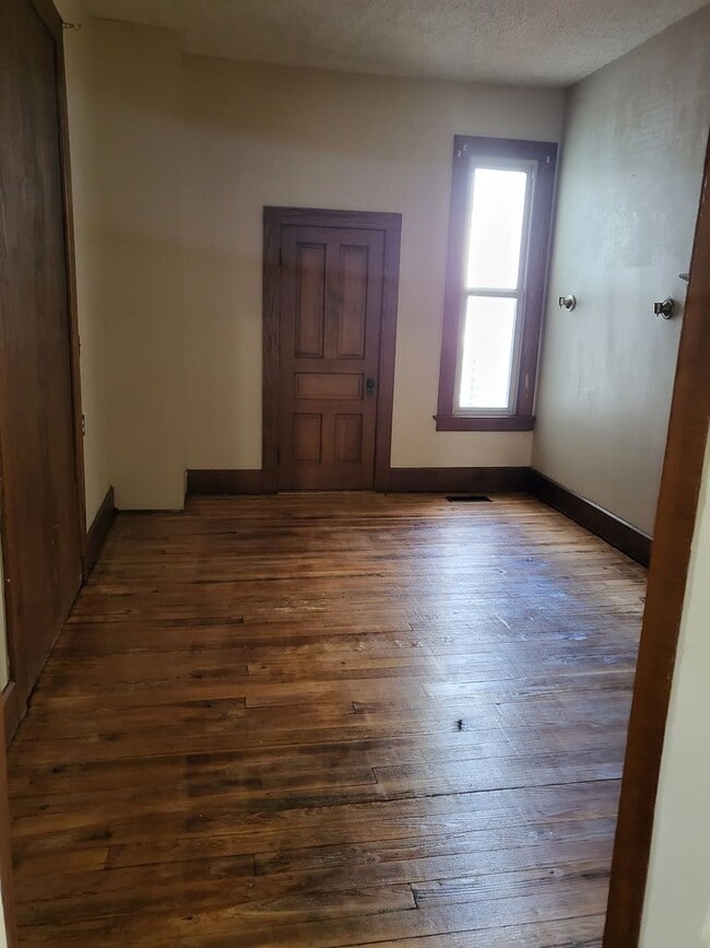 Building Photo - Very Large Central Home