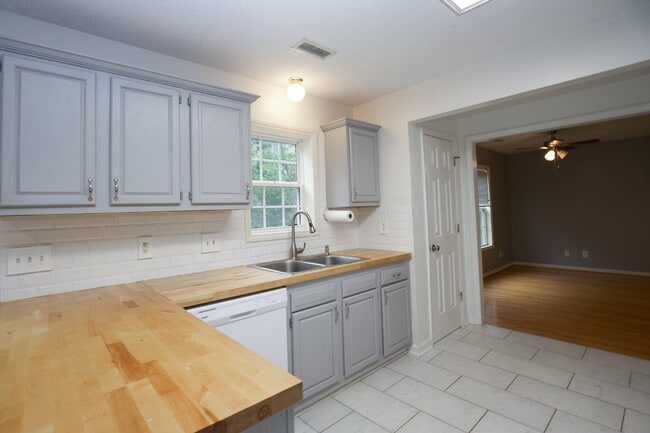 Building Photo - Charming 3 Bedroom, 2,5 Bath home with hug...