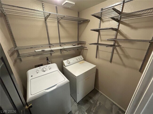 Building Photo - 2116 Willowbury Dr