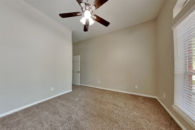 Building Photo - 2606 Spring Chase Dr