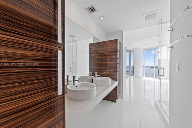 Building Photo - 2020 N Bayshore Dr