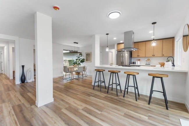 Building Photo - Fully Remodeled 4BR Rambler in Private Federal Way Community