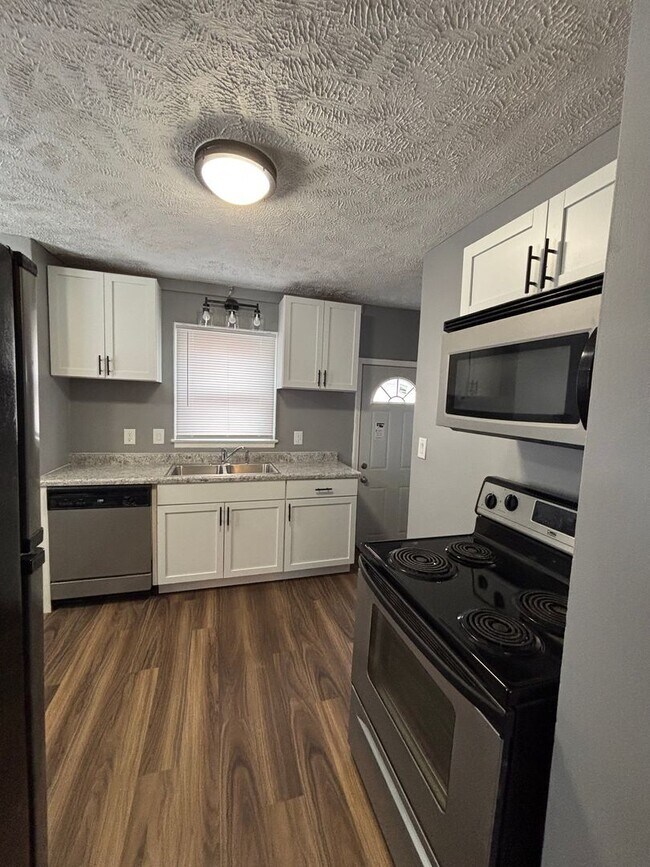 Building Photo - Spacious 4 Bedroom 1.5 Bath House!!