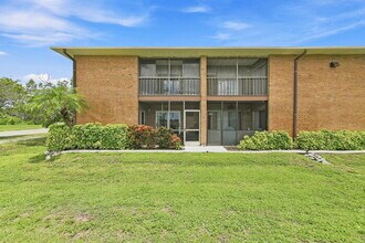 Building Photo - Charming 2-Bed Condo Retreat with Granite Touches in Sunny Venice!