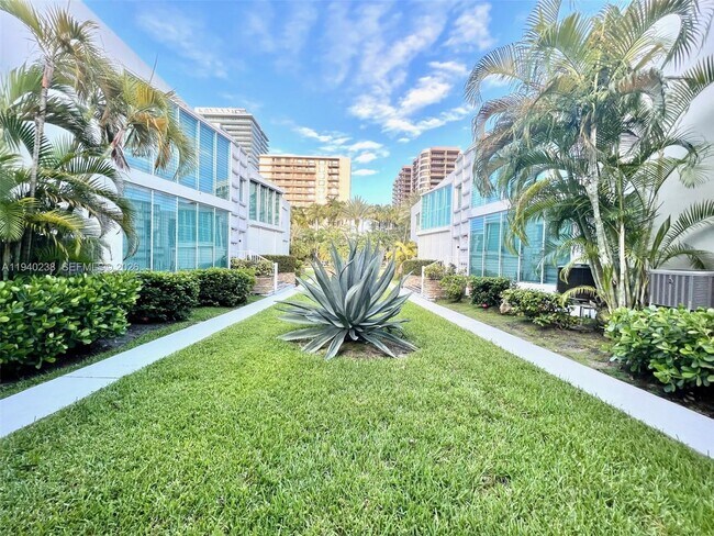 Building Photo - 10178 Collins Ave