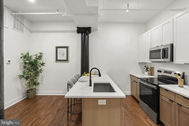 Building Photo - 240 Hermitage St