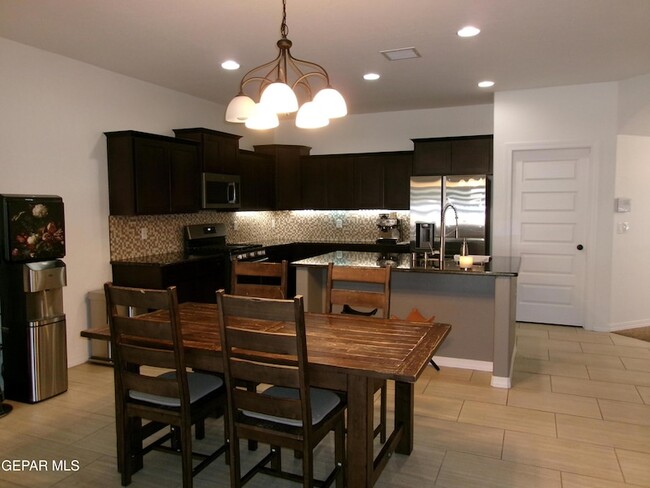 Building Photo - 6445 Villaggio Dr