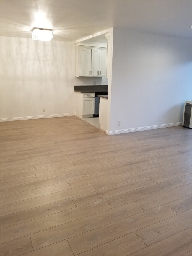 Building Photo - 1132 S Oakhurst Dr