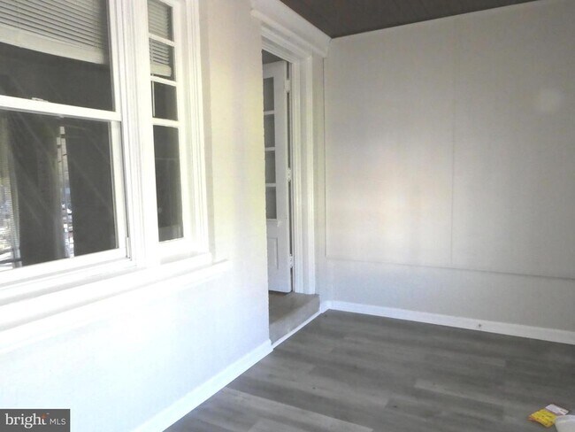 Building Photo - 1213 S 54th St