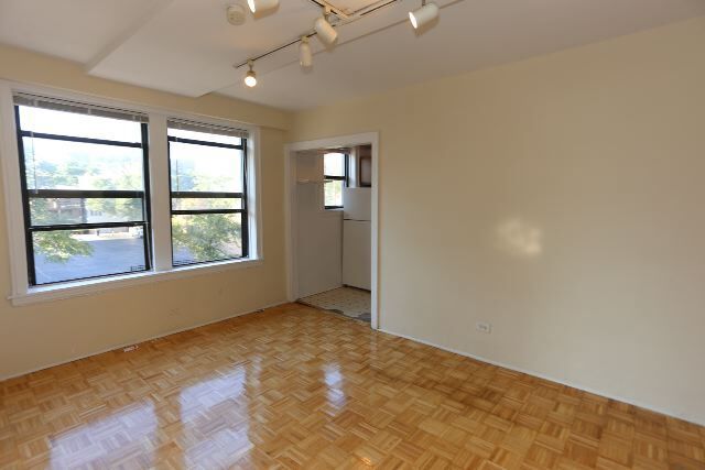 Building Photo - 629 W Belmont Ave