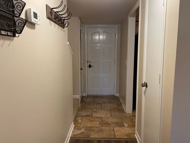 Building Photo - Large 2 Bed 2.5 Bath Apt in Green Hills - ...