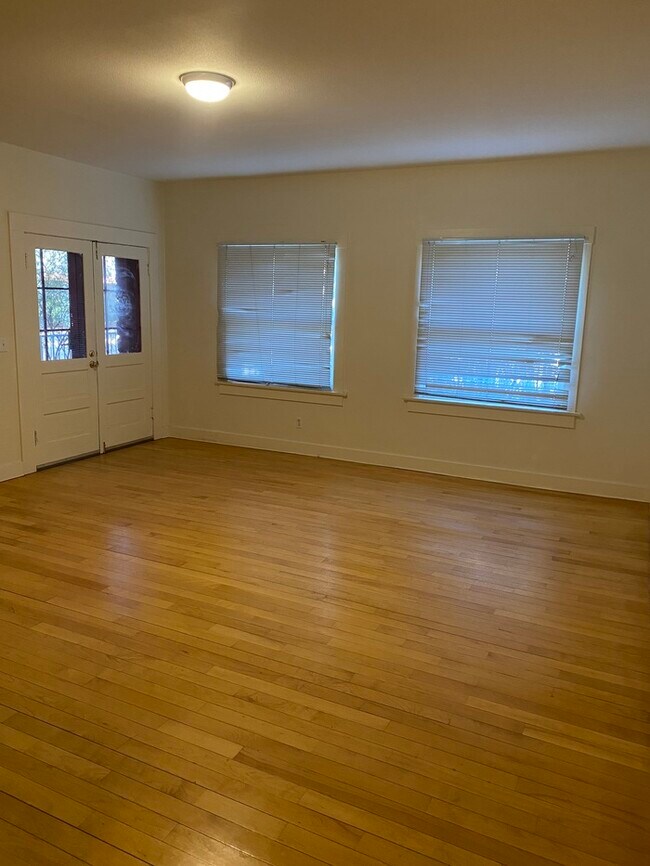 Building Photo - FOR RENT