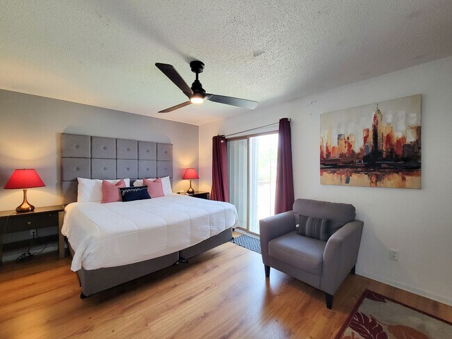 Building Photo - Two bedrooms two 1/2 bath townhome on Galv...