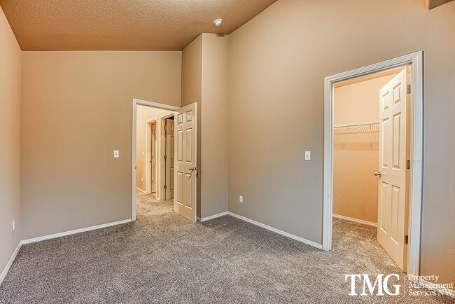 Building Photo - Gorgeous Four Bedroom Townhome in Hillsboro!