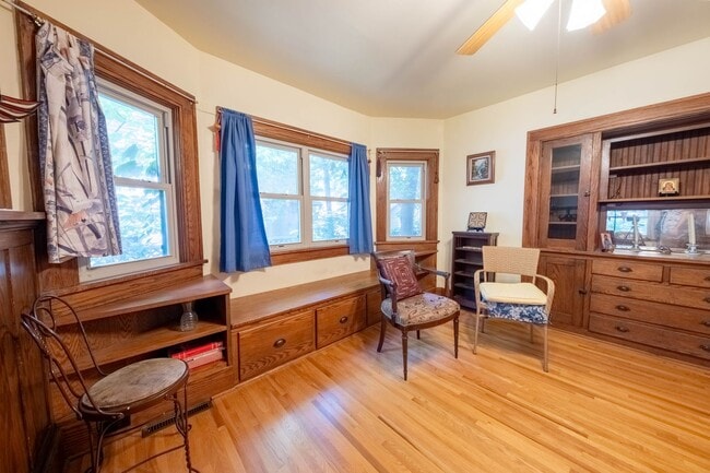Building Photo - 6 Month Lease: 2 BED / 2.5 BATH HOUSE CLOS...