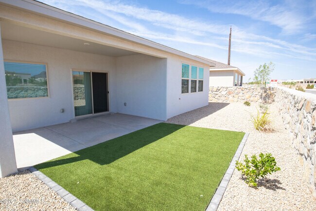 Building Photo - 3019 San Jenaro Dr