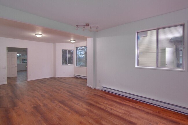 Building Photo - 917 E 8th Ave