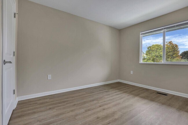 Building Photo - Plumly Townhomes