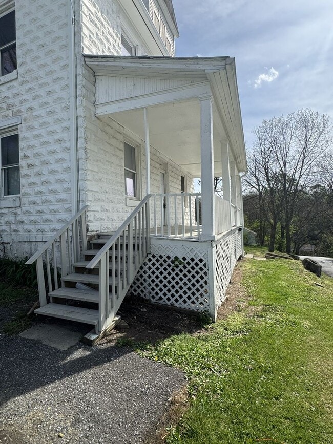 Building Photo - 6 Laurel Hill Ln