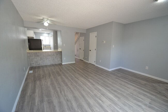 Building Photo - Available NOW, 2 bedroom townhome w/ AC! -...