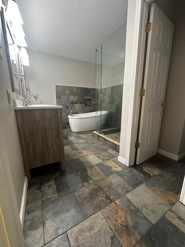 Building Photo - 3503 Lakeside Ct