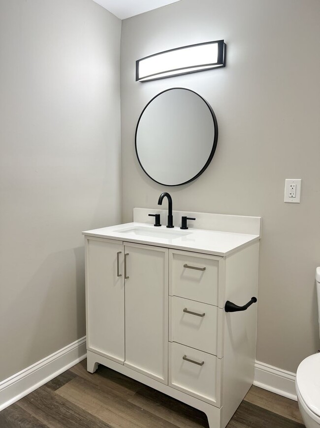 Building Photo - Renovated 2 Bed, 2 Bath Home Off Madison S...