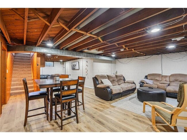 Building Photo - 901 W 61st St