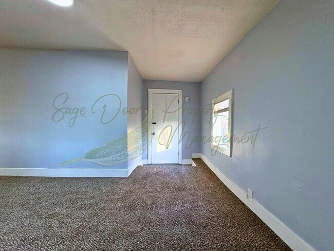 Building Photo - HUGE MASTER BEDROOM