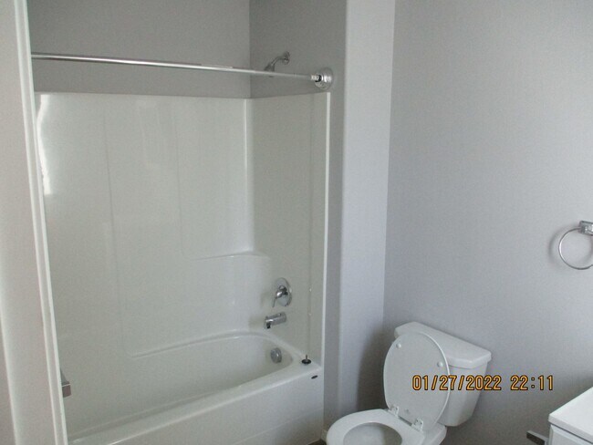 Building Photo - Beautifully remodeled 3 bed, 3 bath Duplex