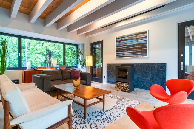 Building Photo - 40 Russells Hill Rd