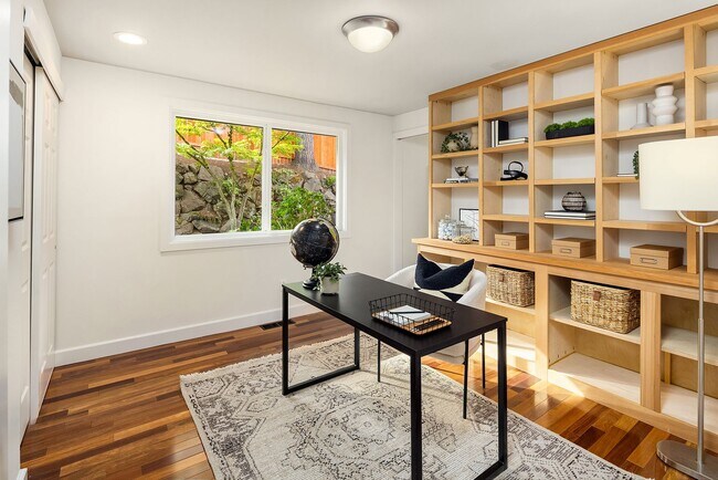 Building Photo - 5bd/2.75ba Bellevue Home