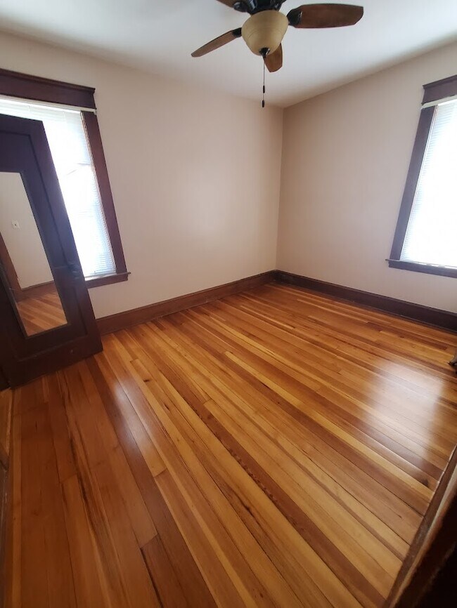 Building Photo - 27 Bond St