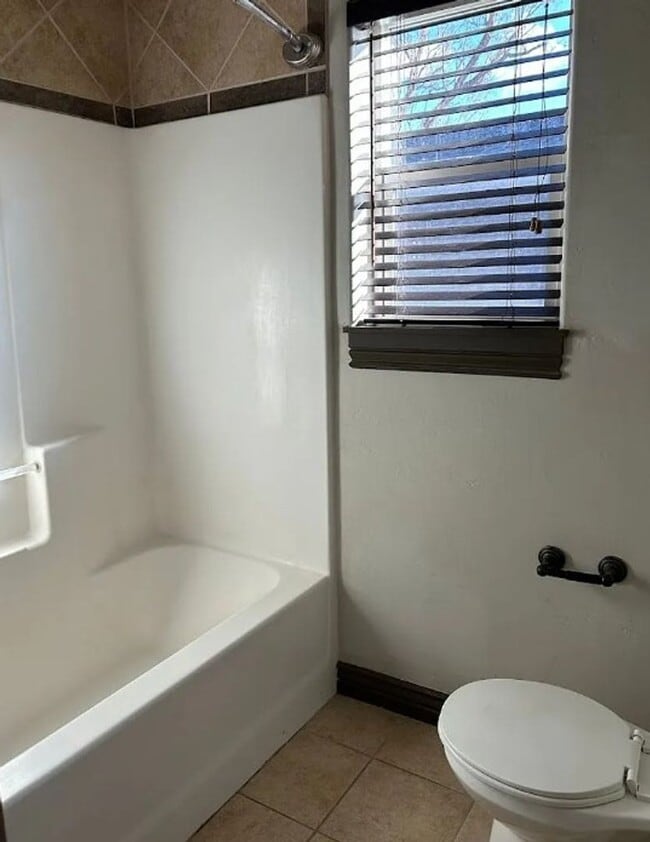 Building Photo - 3 bed 1.5 bath IMMACULATE END-UNIT Townhome in the Meadows