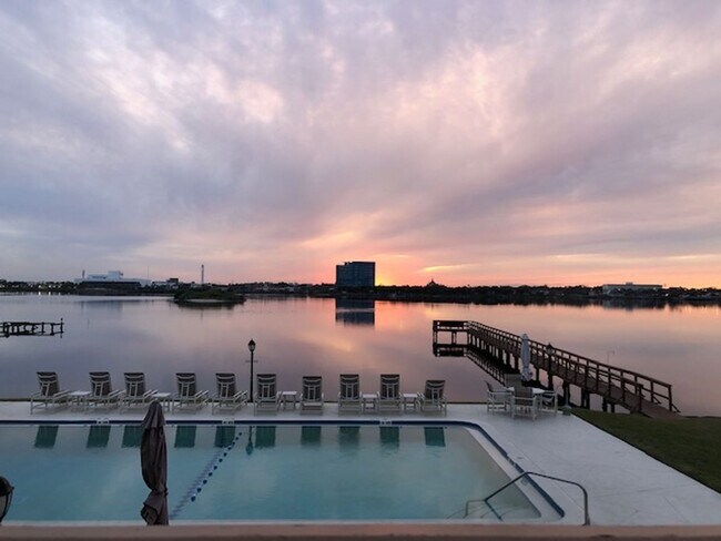 Building Photo - 2 bedroom 2 bath recent remodel Direct river front.