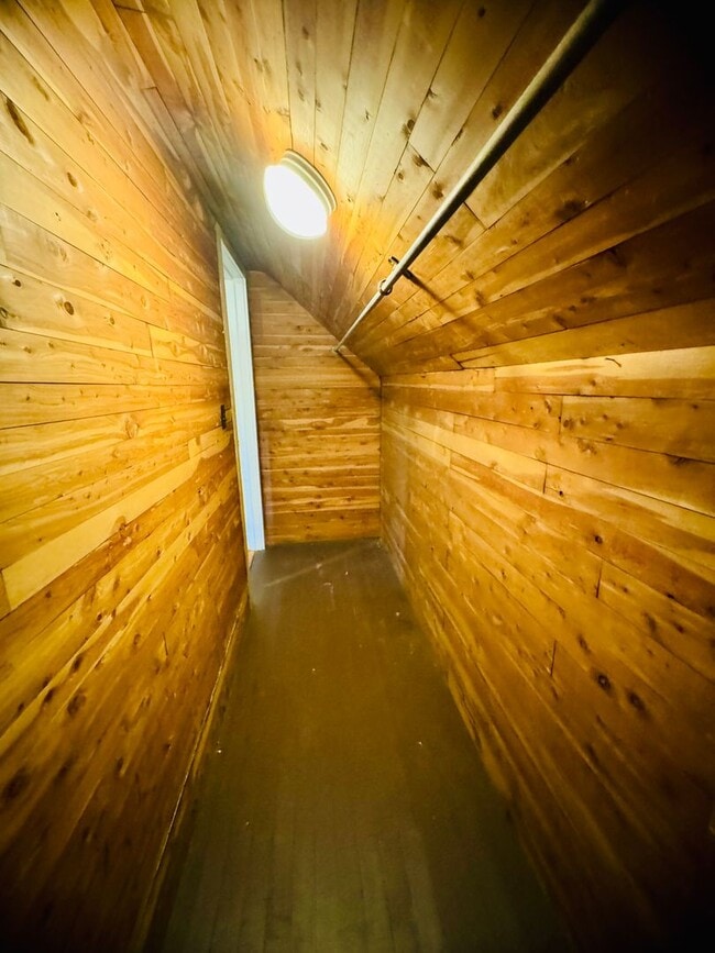 Building Photo - MOVE-IN READY!