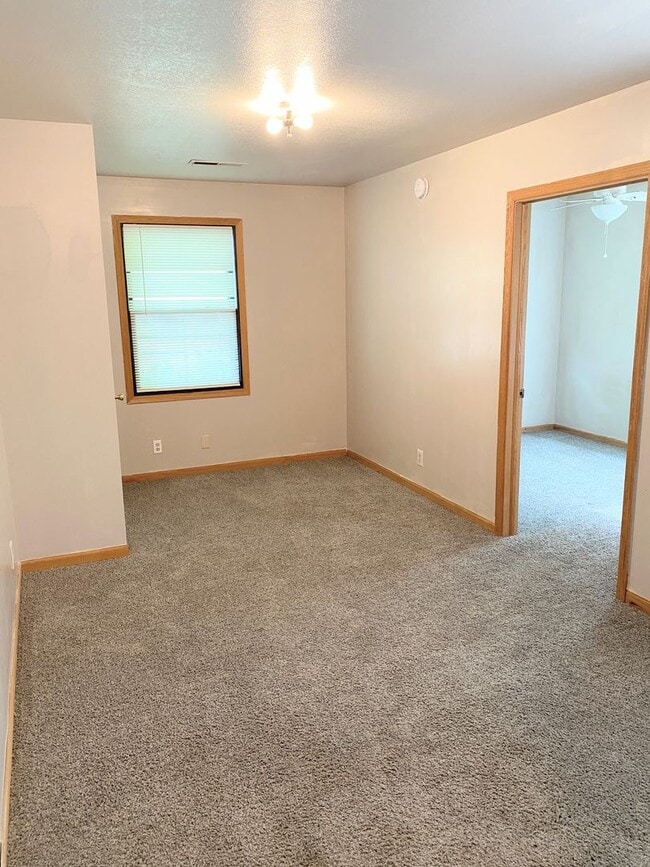 Building Photo - 3 Bed 2 Bath Home with 2 Car Garage